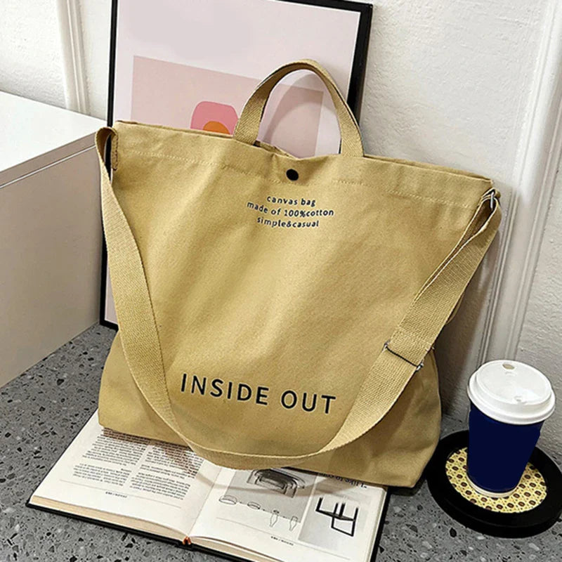Sac cabas grand format en toile de coton blanc, pratique pour vos essentiels quotidiens ou escapades.