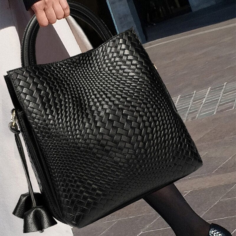 Sac cabas en cuir violet Alexandra pour femme, grand format, porté épaule, style chic et pratique.