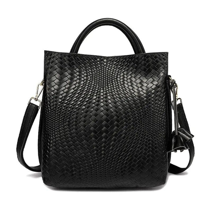 Gros plan sur la texture du cuir du sac cabas femme Alexandra, couleur noire, détails raffinés, haute qualité.