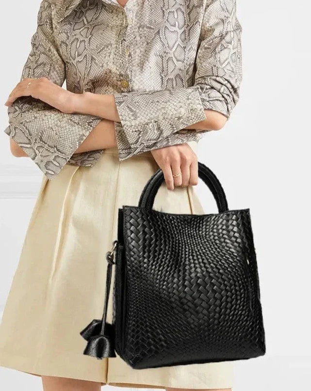 Collection de sacs cabas Alexandra femme, présentés dans différentes couleurs: noir, violet et rouge, en cuir élégant.