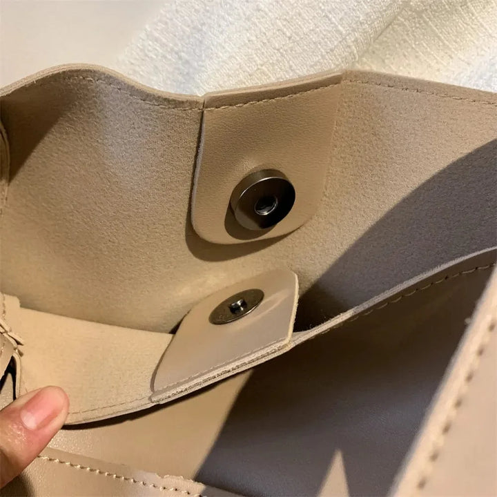 Trois sacs cabas Ariel alignés : noir, marron, beige, présentant la gamme de couleurs élégantes en cuir PU.