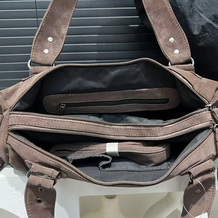 Grand sac cabas femme marron effet daim, polyvalent. Parfait pour une organisation chic. Sac à main élégant.