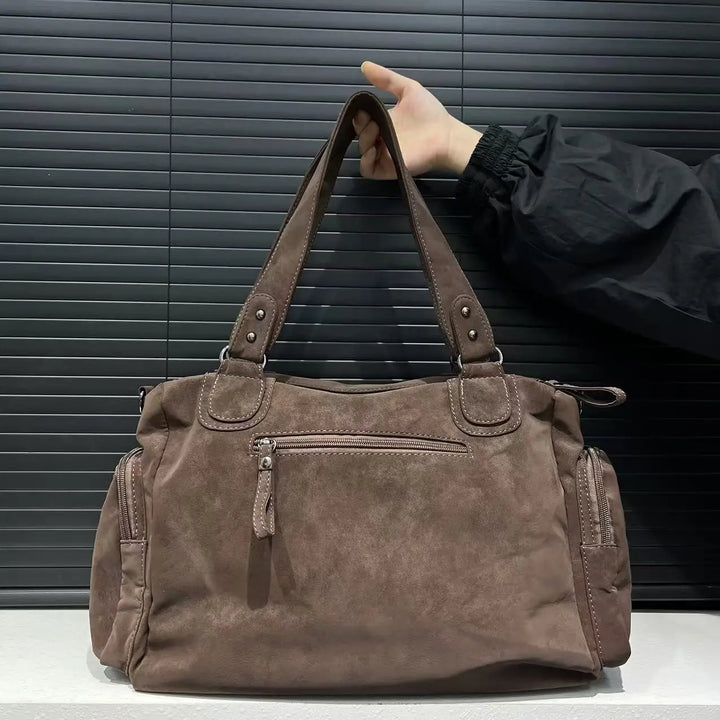 Sac à main femme élégant, cabas marron en cuir PU effet daim. Idéal pour un look chic et organisé au quotidien.