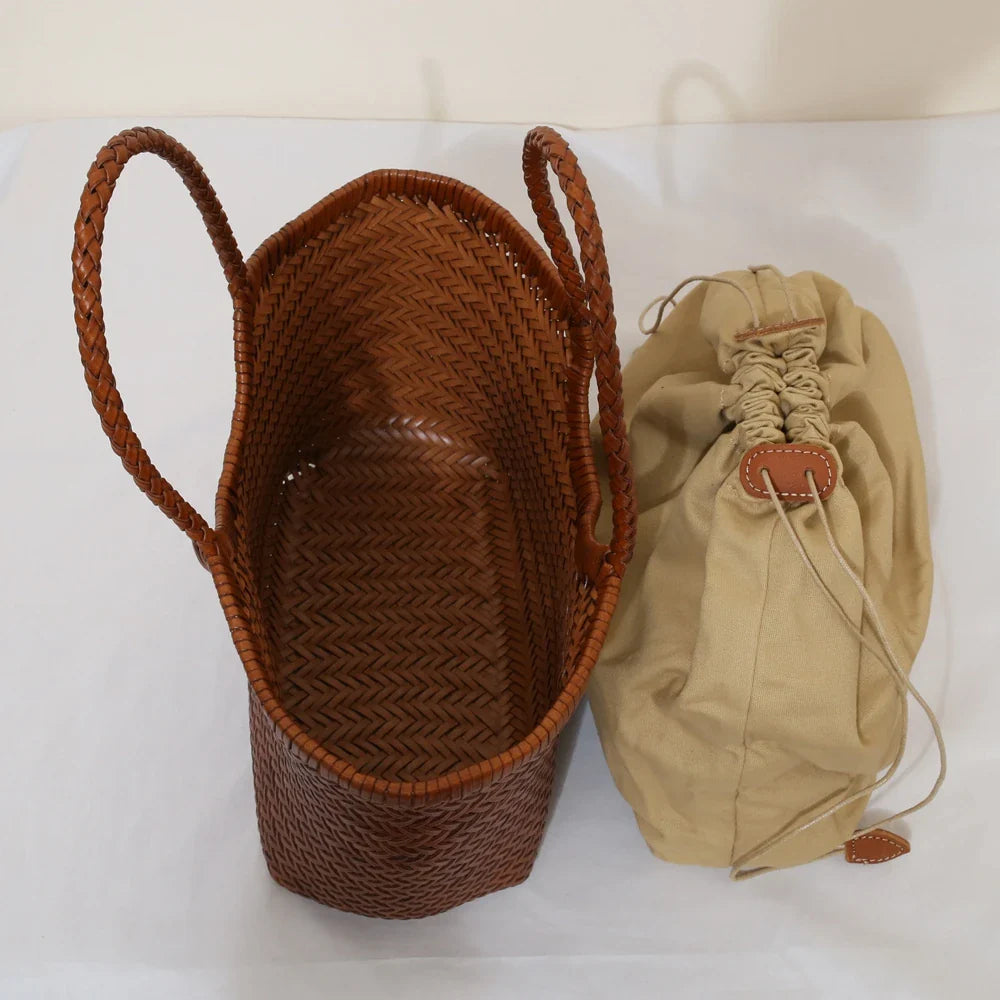 Sac de mode femme en cuir tressé, accessoire élégant pour compléter toute tenue avec style.