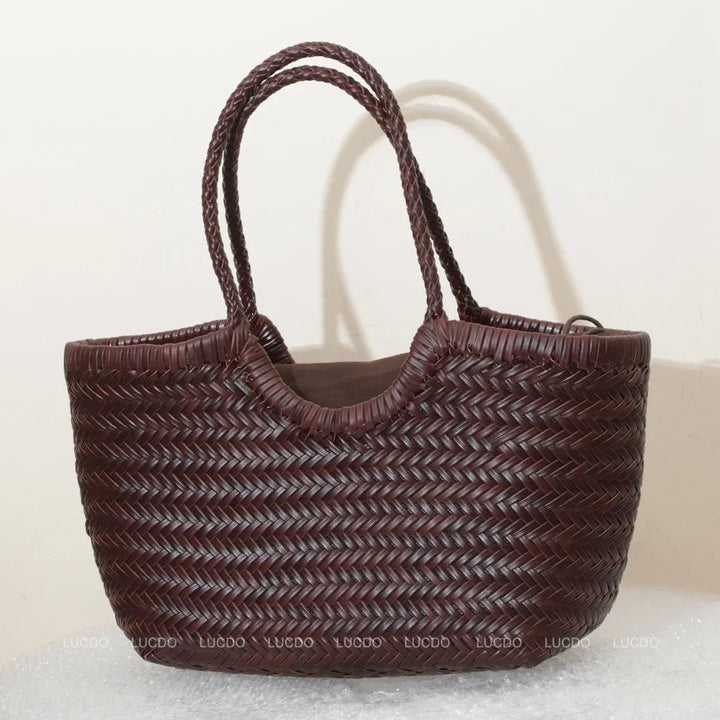 Sac à main femme en cuir tressé marron porté à l'épaule, accessoire mode polyvalent.