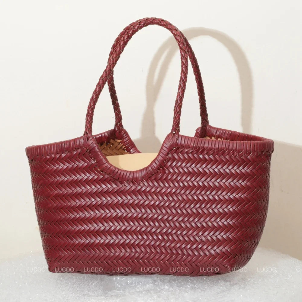 Gros plan sur la texture du cuir tressé fin d'un sac cabas élégant pour femme.