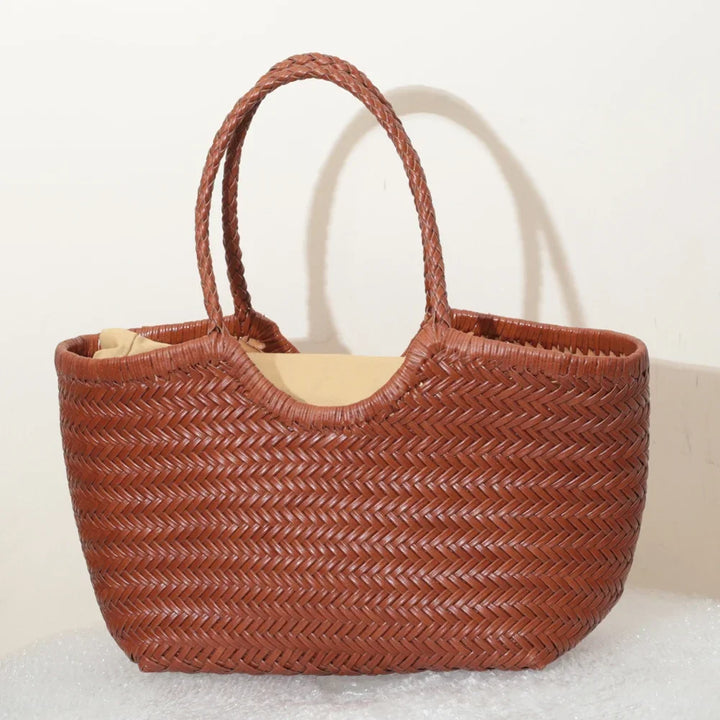 Intérieur spacieux et organisé d'un sac cabas en cuir tressé, parfait pour les essentiels.