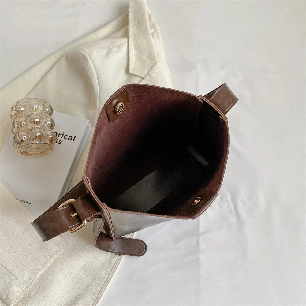 Sac fourre-tout en cuir vegan, modèle cabas, couleur jaune moutarde, ajoutant une touche d'originalité à la tenue.