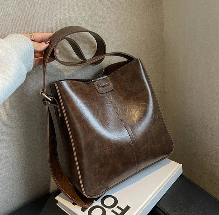 Sac d'épaule femme en cuir vegan texturé, couleur beige, parfait pour transporter vos essentiels avec style.