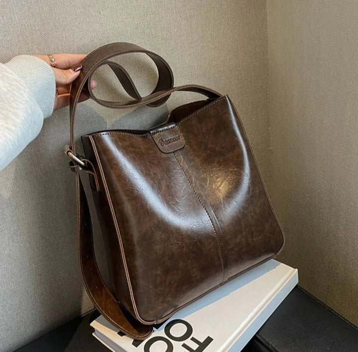 Sac d'épaule femme en cuir vegan texturé, couleur beige, parfait pour transporter vos essentiels avec style.