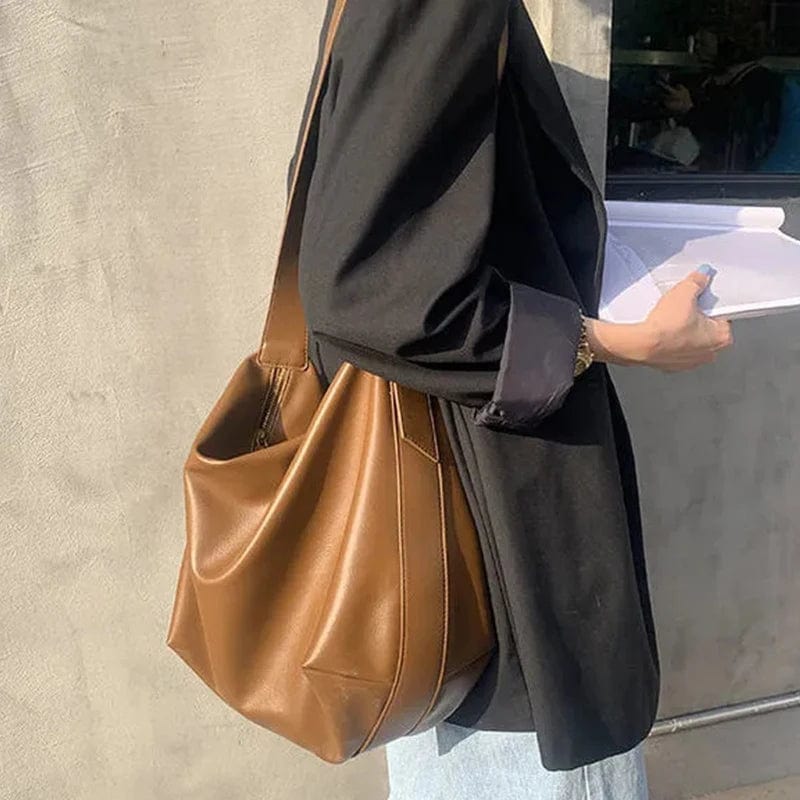 Sac cabas femme en cuir vegan de couleur noir, accessoire mode éthique polyvalent