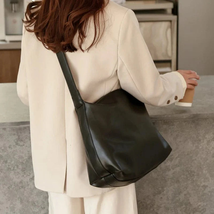 Détail du grain du cuir vegan sur un sac cabas femme, preuve de sa haute qualité