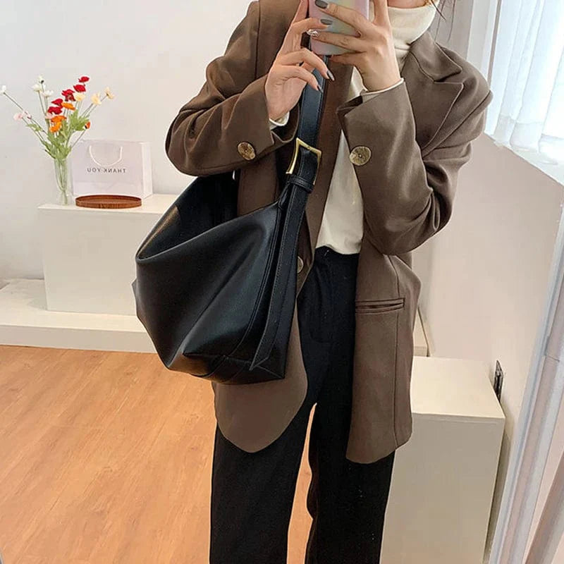 Sac cabas femme en cuir vegan porté épaule, montrant sa capacité et son confort