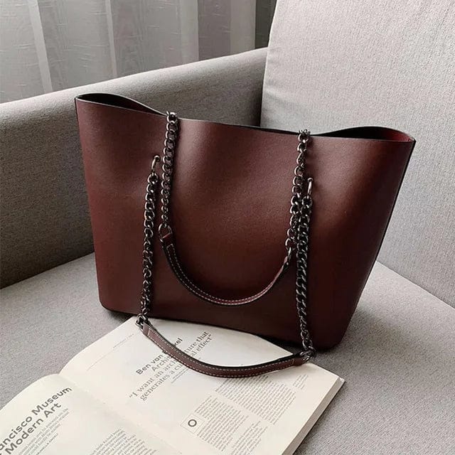 Sac cabas femme en cuir vegan noir, avec un ordinateur portable et des documents, sac de cours idéal