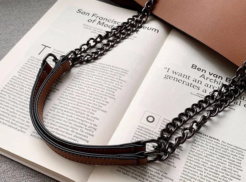 Détail de la texture du cuir vegan sur un sac cabas marron, synonyme de qualité et de durabilité