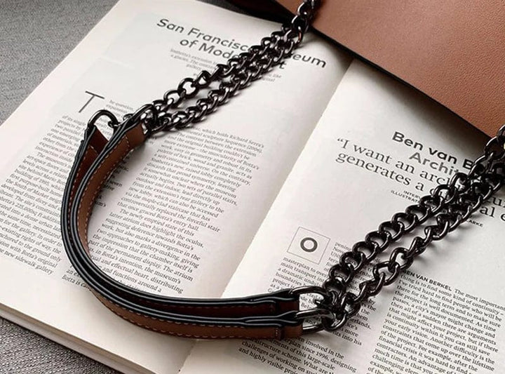 Détail de la texture du cuir vegan sur un sac cabas marron, synonyme de qualité et de durabilité