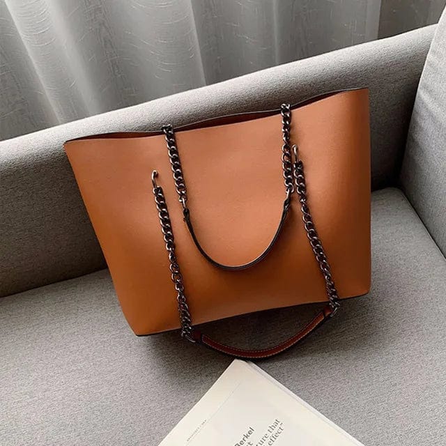 Intérieur spacieux d'un sac cabas femme en cuir vegan, avec des compartiments pratiques et doublure élégante