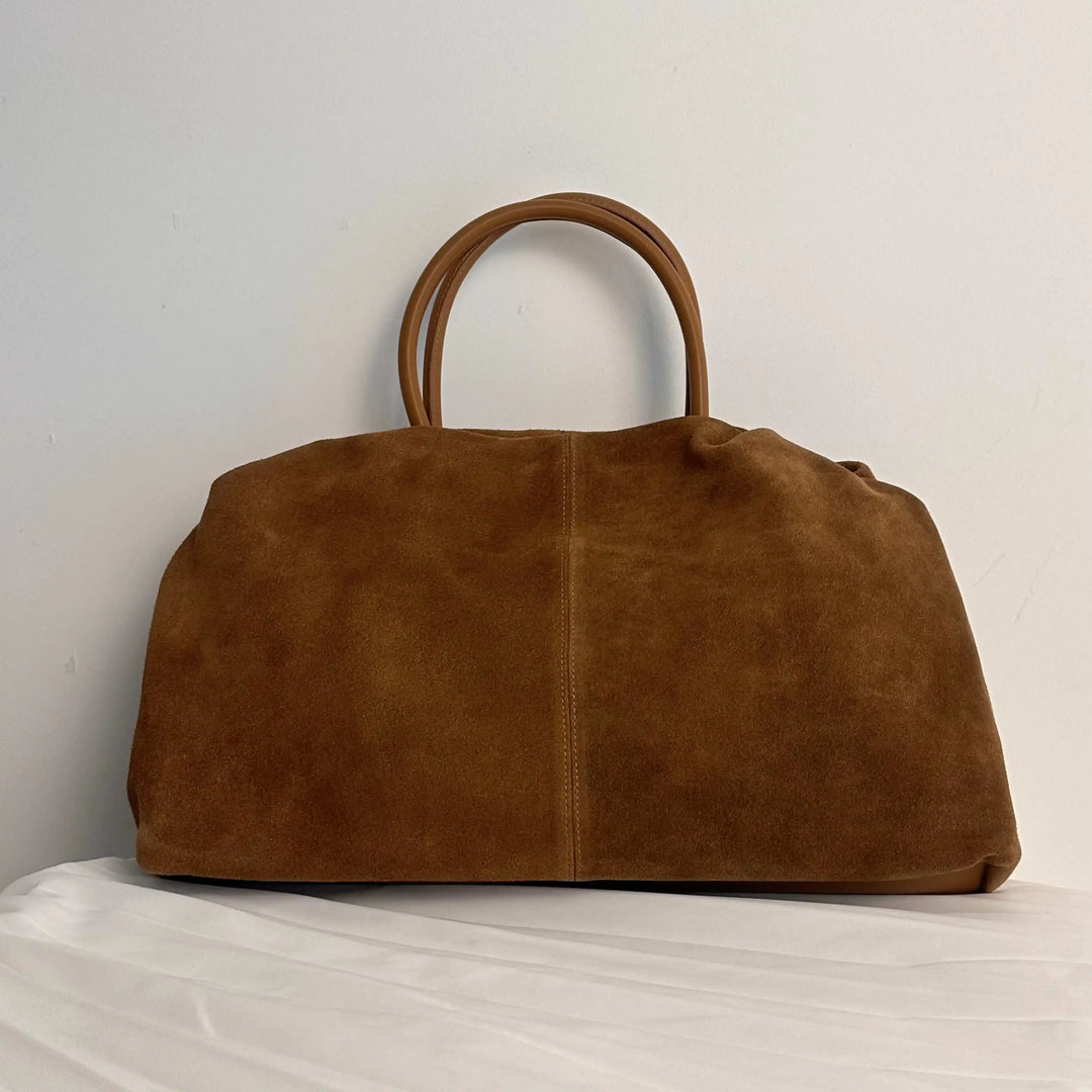 Sac cabas femme en daim beige, élégant et spacieux pour un usage quotidien.
