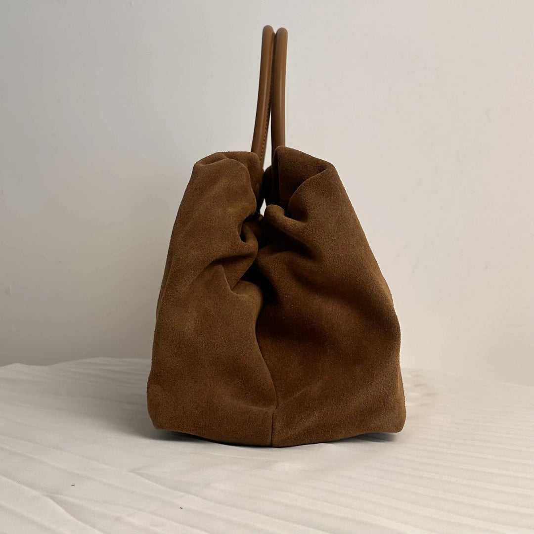 Sac en daim pour femme, modèle cabas spacieux, idéal pour transporter vos essentiels.