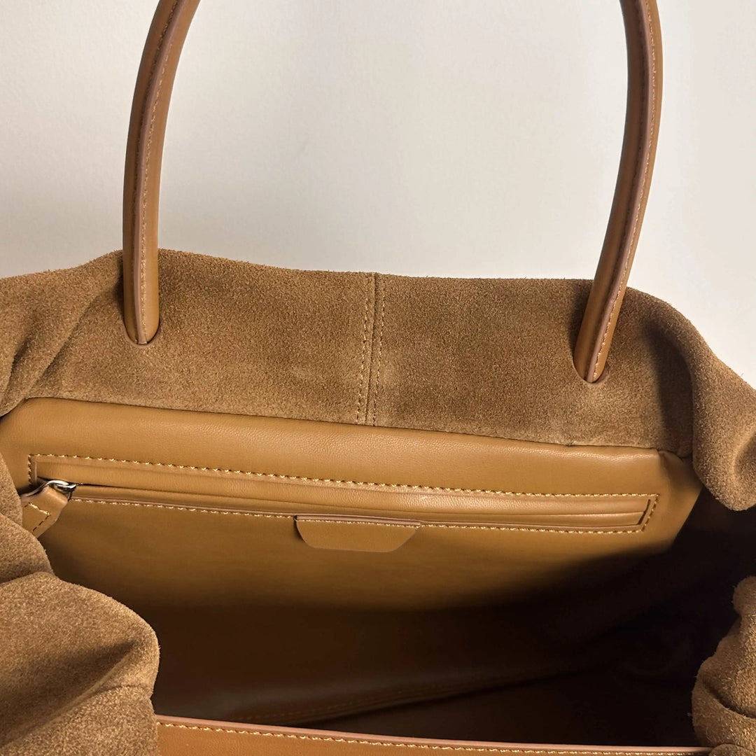 Sac cabas élégant en daim, pour femme moderne, avec un grand compartiment intérieur.