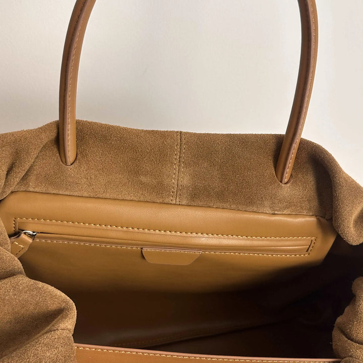 Sac cabas élégant en daim, pour femme moderne, avec un grand compartiment intérieur.