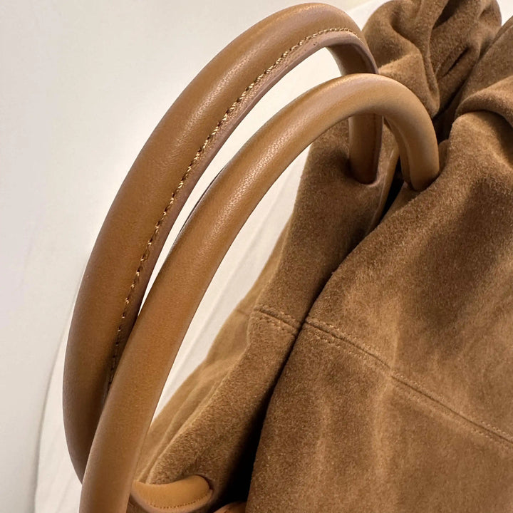 Sac en daim spacieux pour femme, style cabas intemporel, pour une allure raffinée.