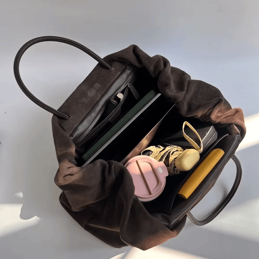 Sac cabas femme en daim élégant, avec anses robustes, alliant mode et praticité.