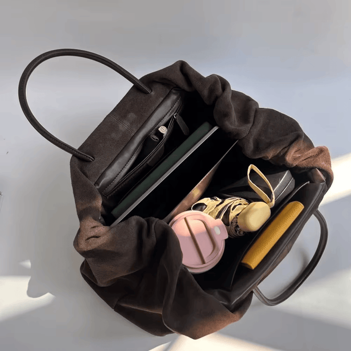 Sac cabas femme en daim élégant, avec anses robustes, alliant mode et praticité.