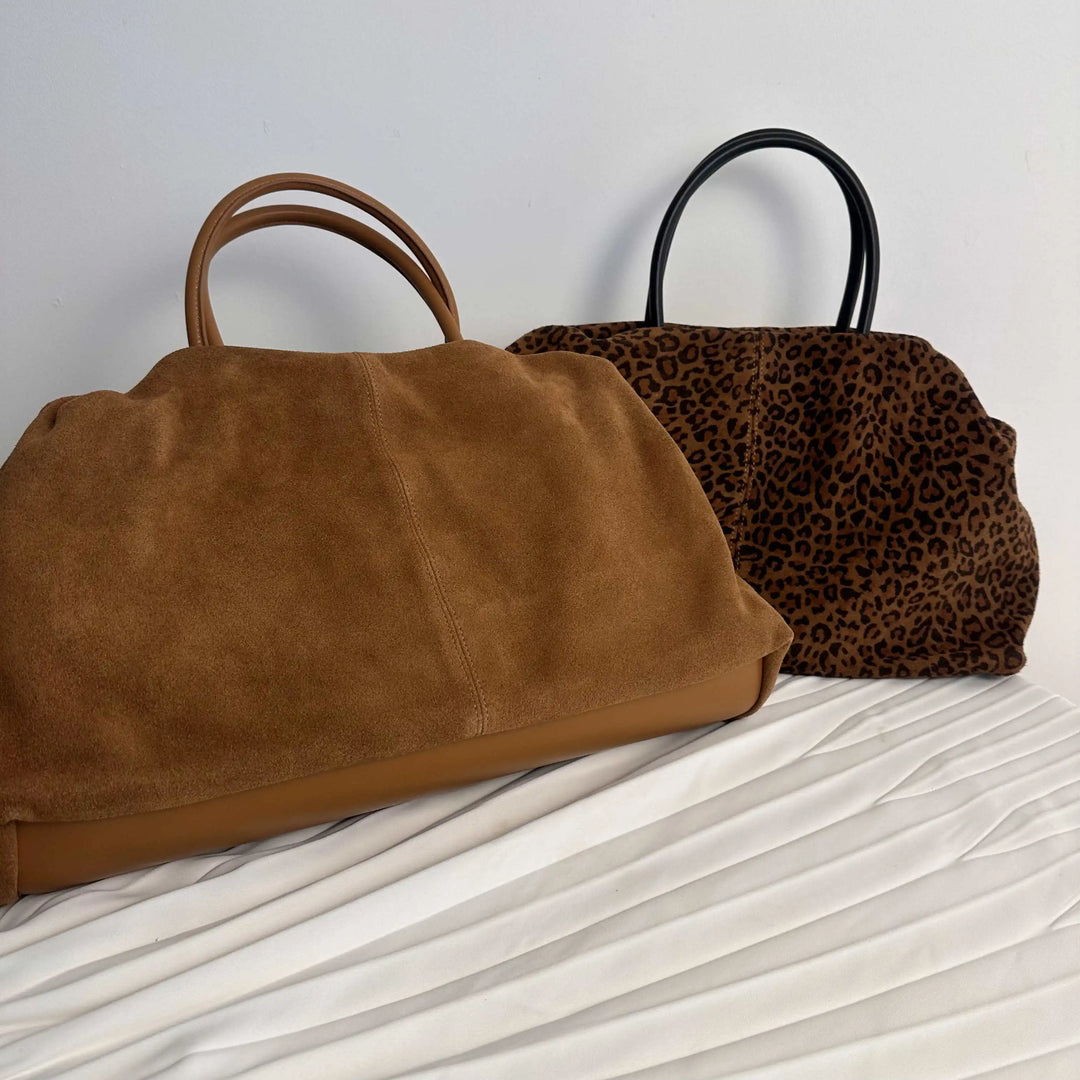 Sac à main chic en daim marron pour femme, grand format, idéal pour le travail.