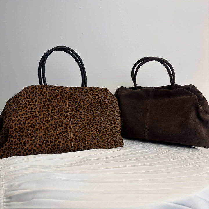 Élégant sac cabas femme en daim, couleur intemporelle, accessoire de mode raffiné.