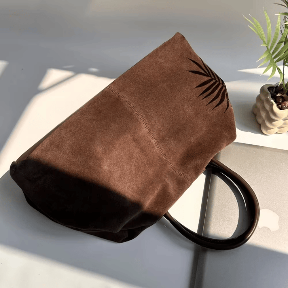 Grand sac cabas en daim pour femme, spacieux et pratique pour tous les jours.