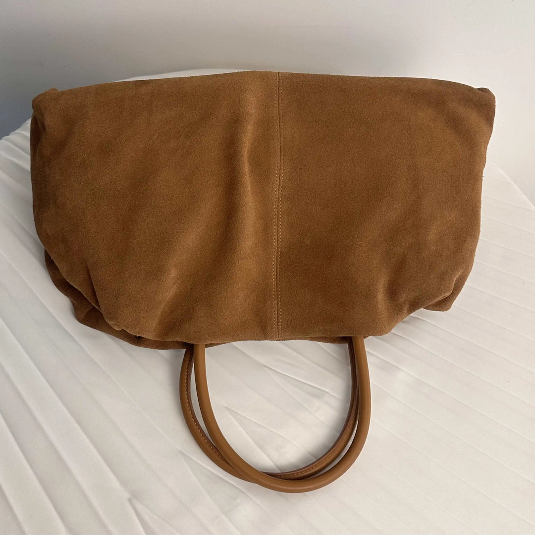Sac en daim souple pour femme, modèle cabas élégant et tendance, idéal pour la ville.