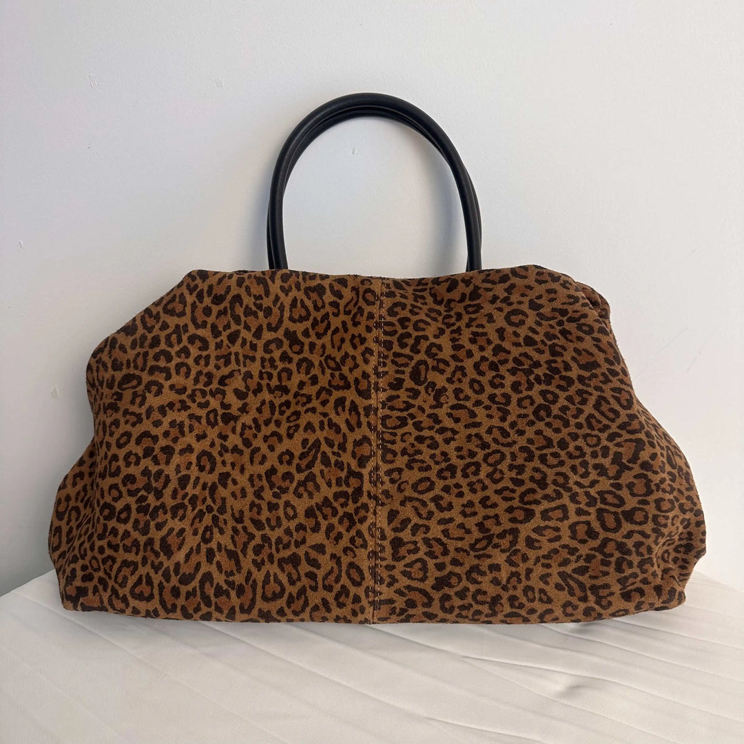Accessoire de mode: sac cabas en daim pour femme, style sophistiqué et spacieux.