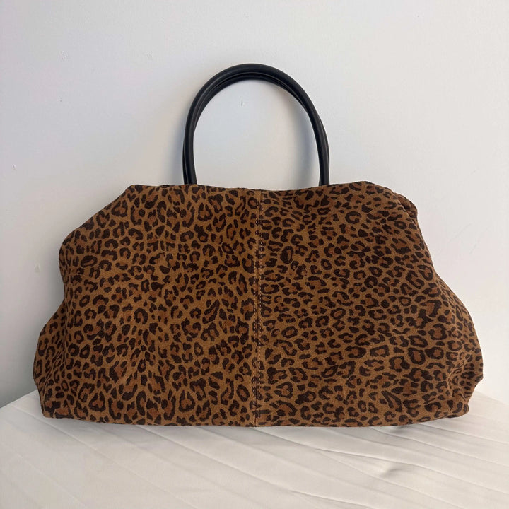 Accessoire de mode: sac cabas en daim pour femme, style sophistiqué et spacieux.