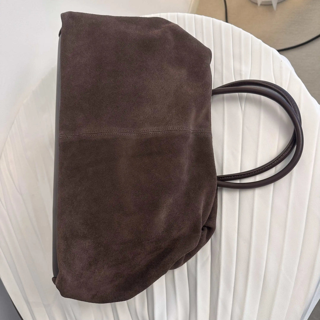 Sac à main en daim marron foncé pour femme, design élégant et grand volume utile.