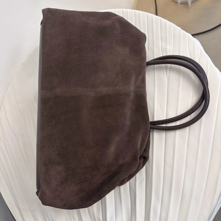 Sac à main en daim marron foncé pour femme, design élégant et grand volume utile.
