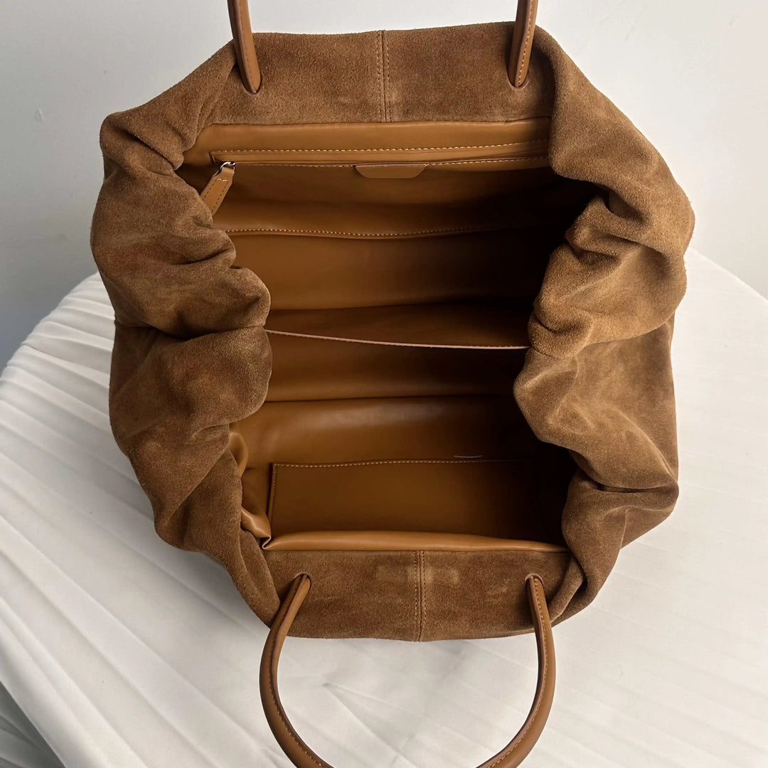 Magnifique sac cabas en daim camel, élégant et fonctionnel pour la femme moderne.