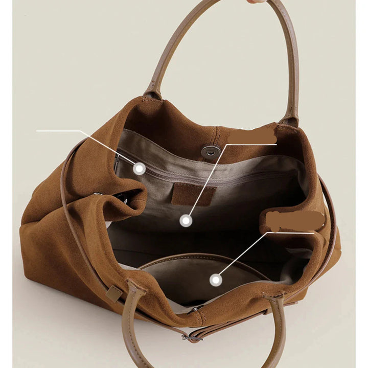 Sac de luxe en daim camel pour femme, style cabas chic et grand format, adaptable.