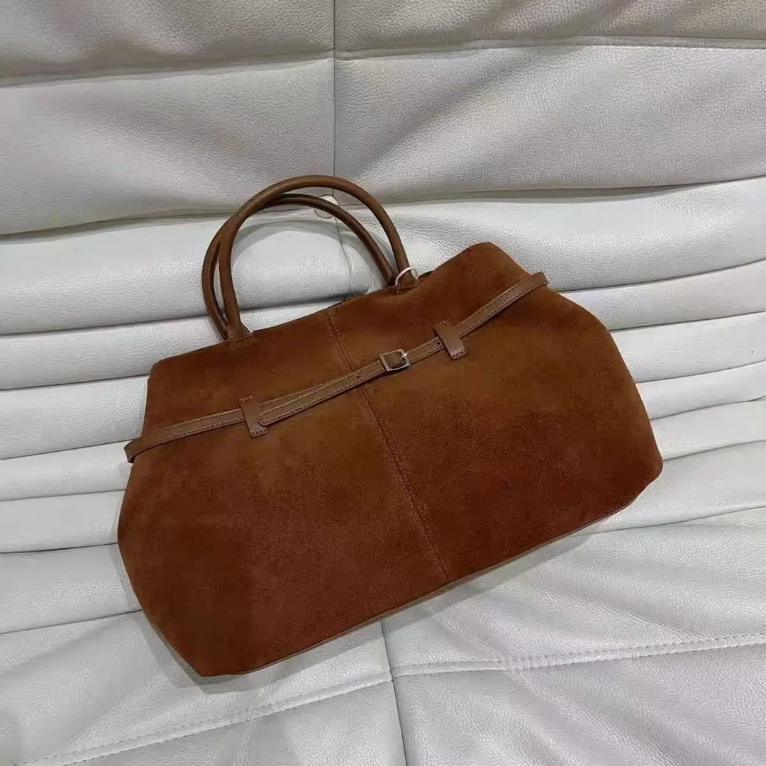 Sac cabas en daim camel, pièce de maroquinerie élégante et modulable pour femme active.