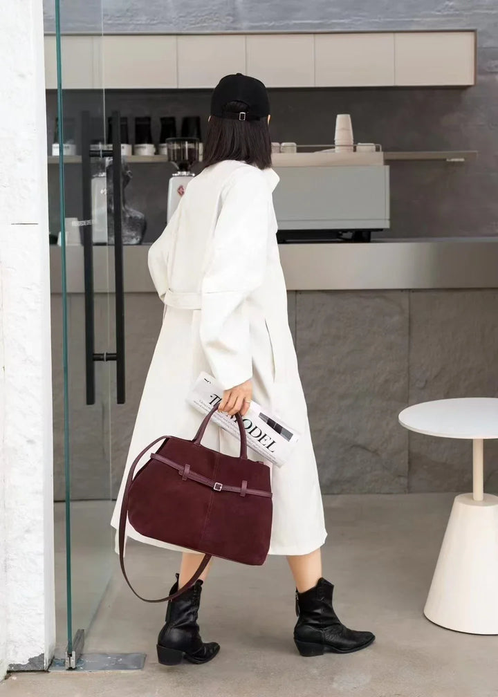 Sac épaule femme en daim camel, grand modèle cabas, alliant luxe et fonctionnalité.
