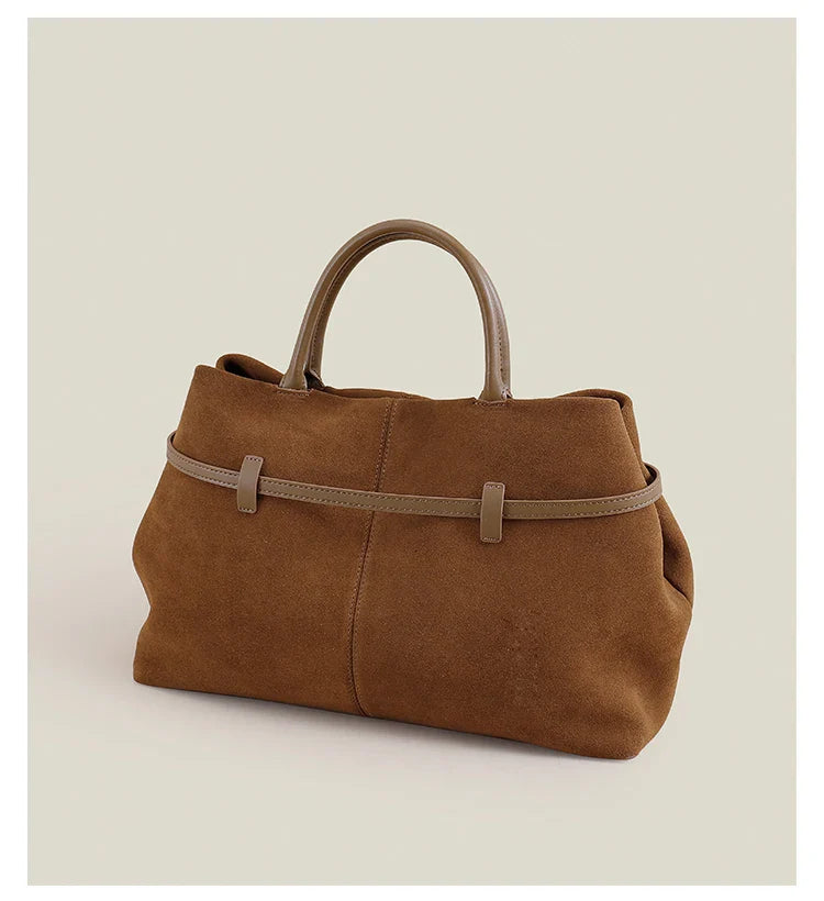 Sac cabas élégant en daim camel, grand volume, idéal en bandoulière pour un style raffiné.