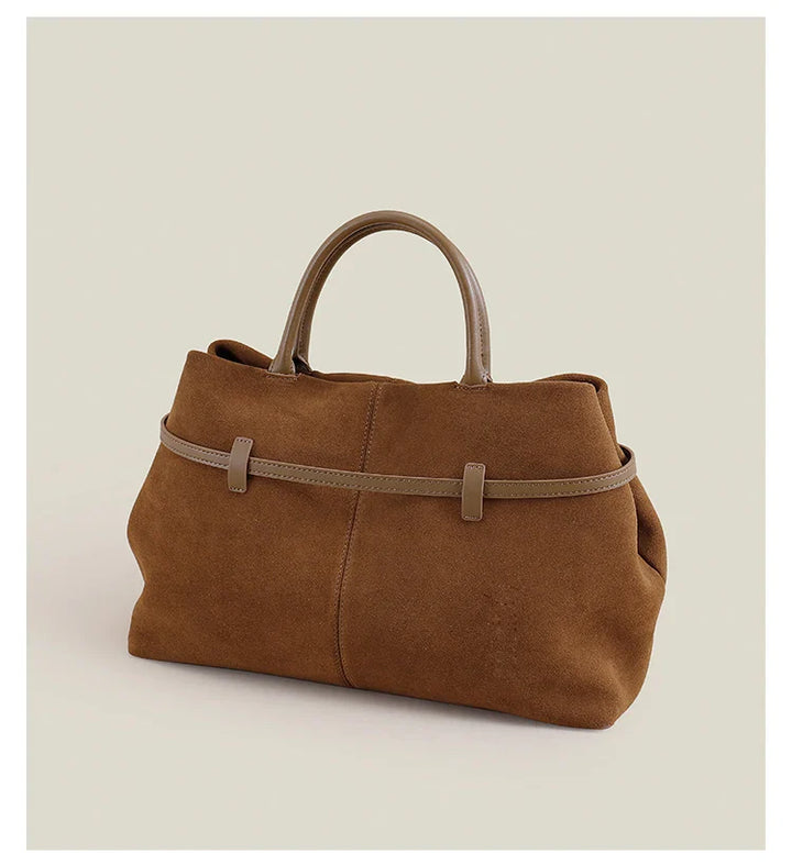 Sac cabas élégant en daim camel, grand volume, idéal en bandoulière pour un style raffiné.