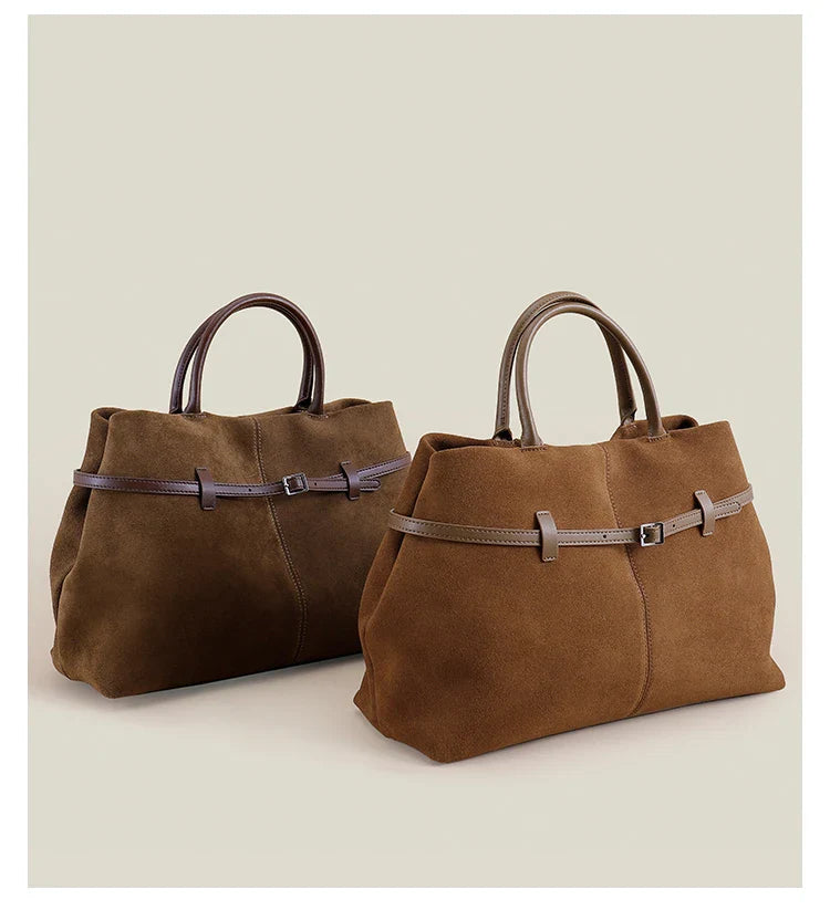 Sac femme en daim camel modulable, idéal pour l'épaule ou en bandoulière, style luxe.