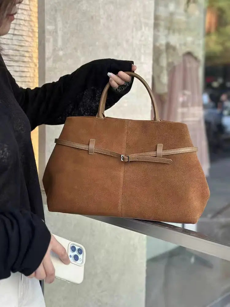 Élégant sac cabas en daim camel, grand et pratique pour femme, parfait pour toute occasion.