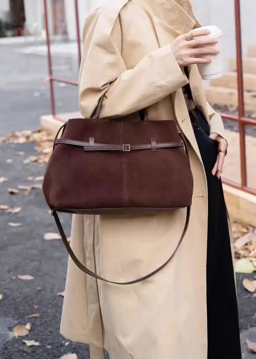 Sac femme en daim camel, modèle cabas modulable, parfait pour le travail ou les loisirs.