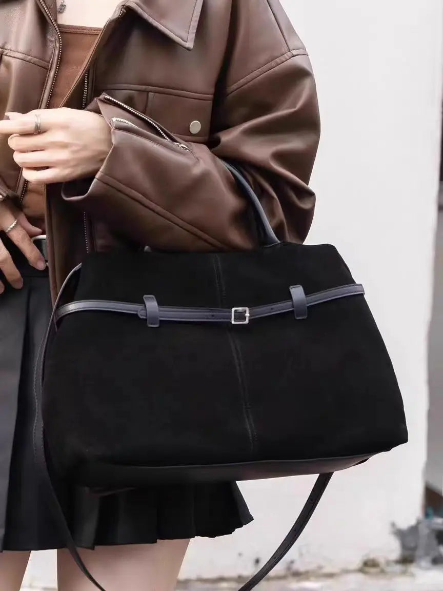 Luxueux sac cabas en daim camel pour femme, grand et polyvalent, un essentiel maroquinerie.