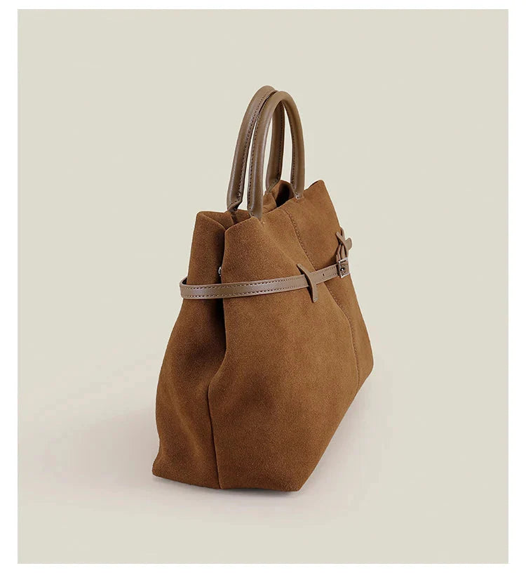 Sac à main cabas en daim camel élégant, avec bandoulière amovible, idéal femme.