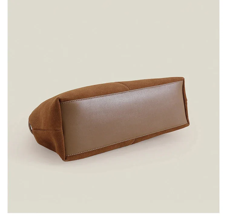 Grand sac cabas femme en daim camel, design modulable et très élégant pour l'épaule.