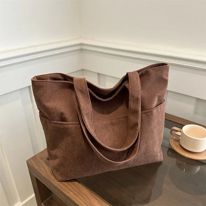 Sac cabas femme en velours doux marron, idéal shopping, élégant et confortable pour l'automne/hiver.