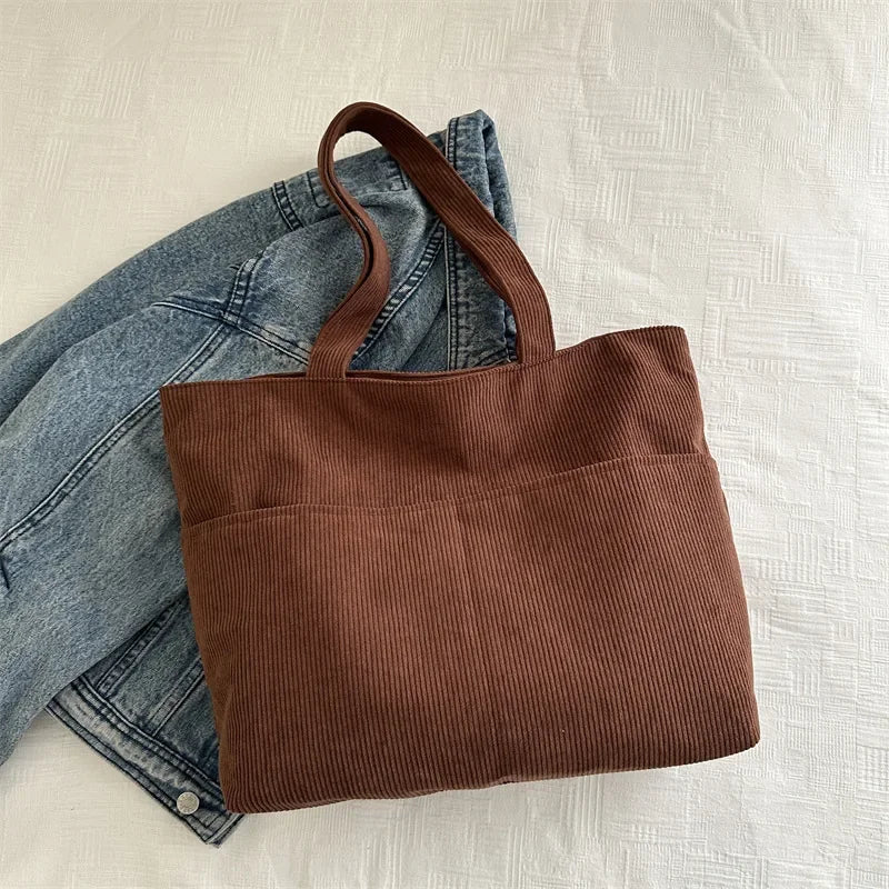 Sac femme beige en velours doux, cabas polyvalent avec bandoulière. Élégant pour shopping et travail.